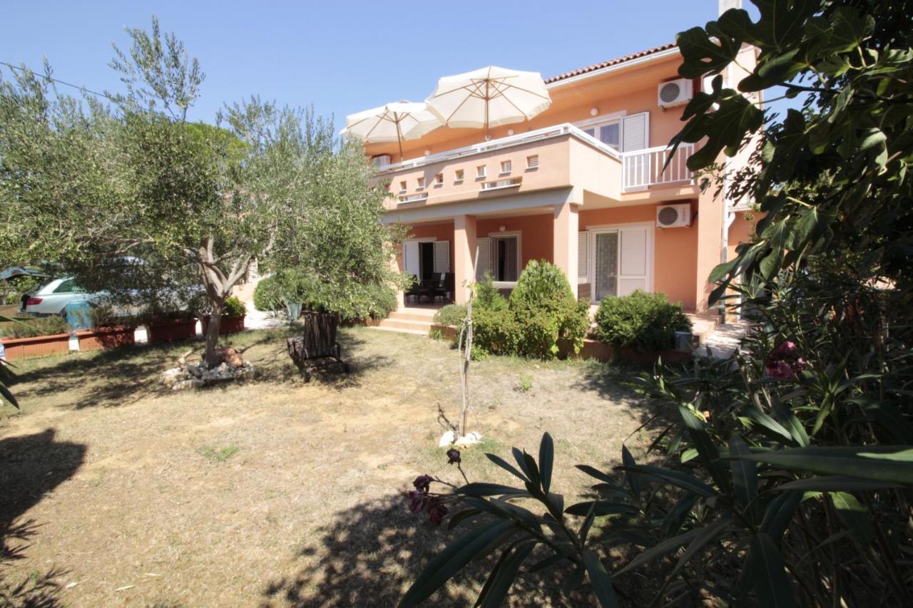 Studios & Rooms Fiesta Novalja Exterior foto